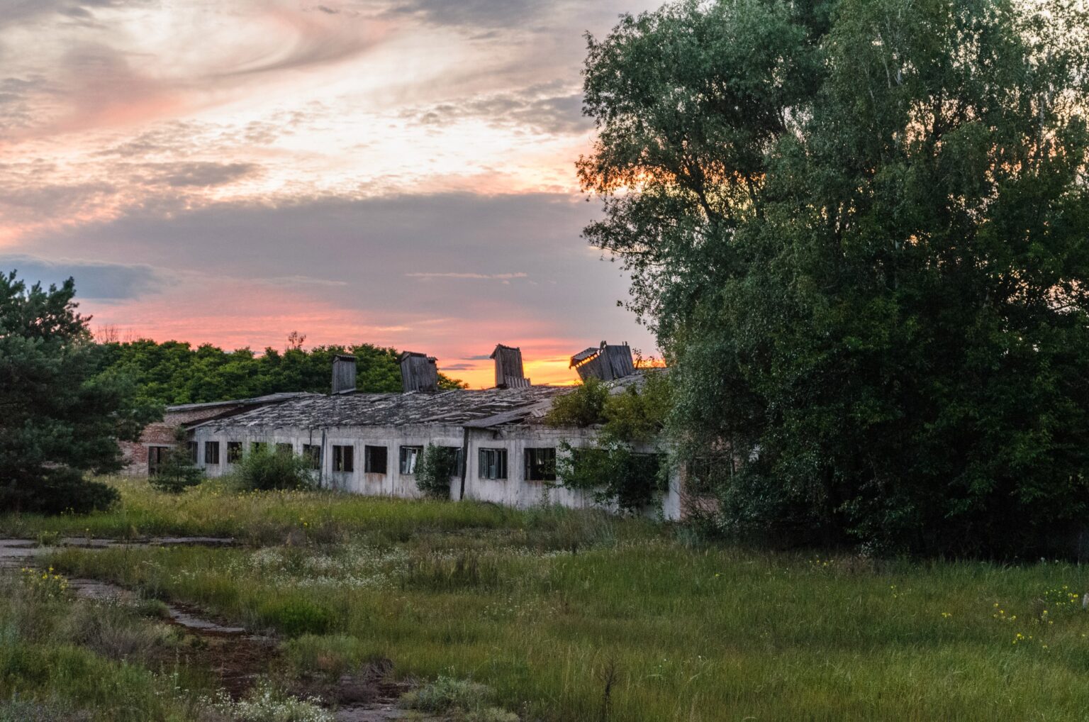 Момент село. Шармеллек заброшенный аэродром. Село Разъезжее Чернобыль. Маленькие заброшенные поселения. ШУМИХИНСКОЕ сельское поселение заброшки.